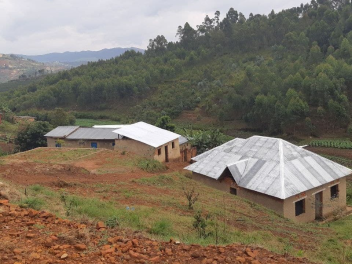 Foto de casas em construção em um campo de terra