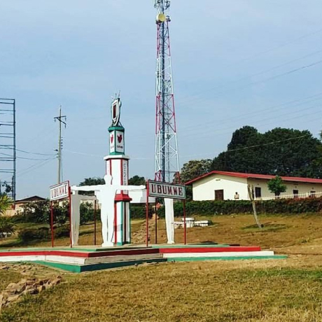 Foto de um monumento na cidade de Muramvya em Burundi